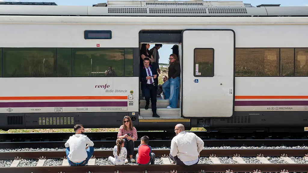 Alle-Zuege-blieben-ploetzlich-stehen