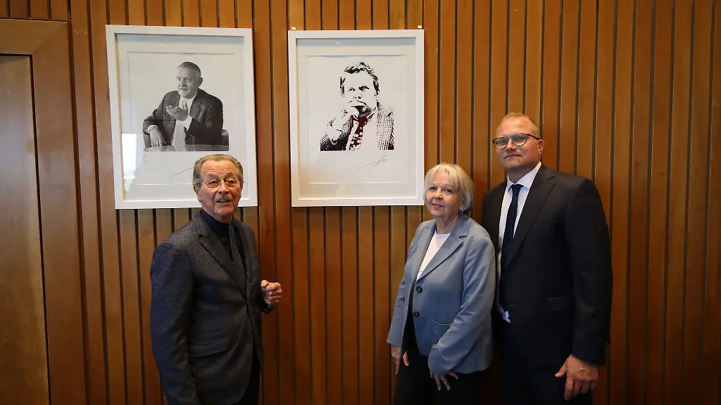 Franz-Muentefering-Hannelore-Kraft-und-SPD-Fraktionschef-Jochen-Ott-vor-dem-Portraet-von-Friedhelm-Farthmann-im-Fraktionsssaal-der-SPD