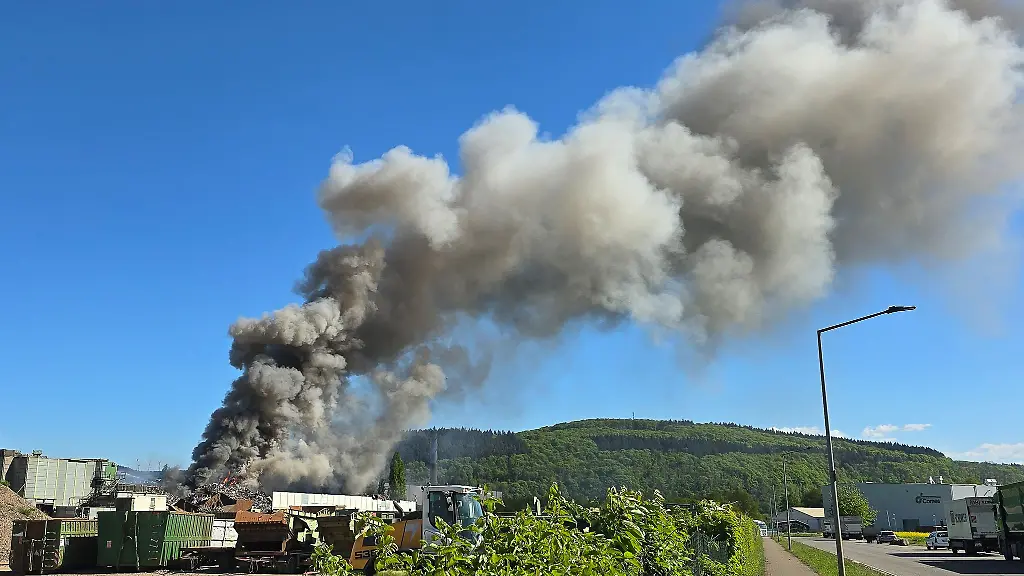Starker-Rauch-war-am-Himmel-zu-sehen