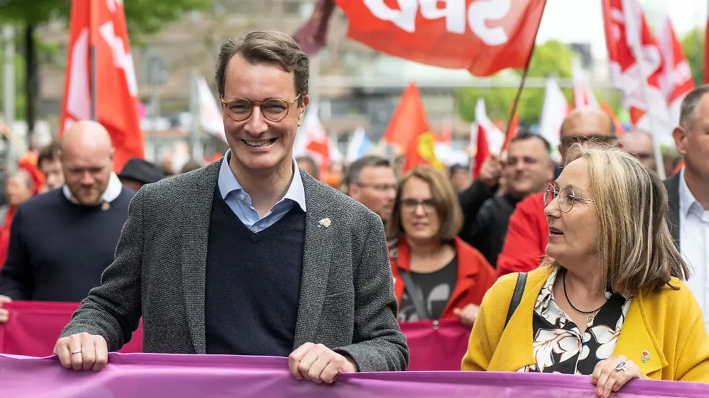 Viele-Postkarten-fuer-Hendrik-Wuest-Der-DGB-plant-Aktionen-fuer-ein-Tariftreuegesetz-in-NRW