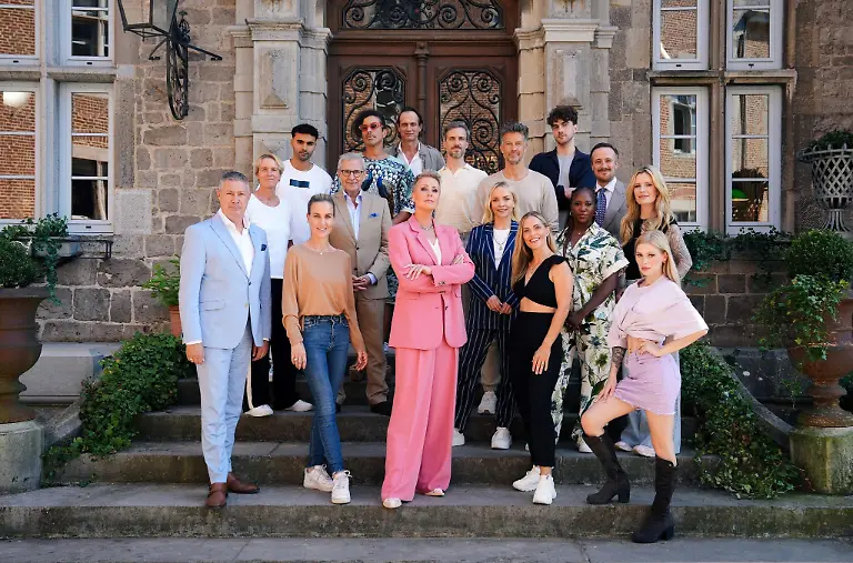 16-Promis-ziehen-bei-Die-Verraeter-auf-ein-geheimnisvolles-Schloss