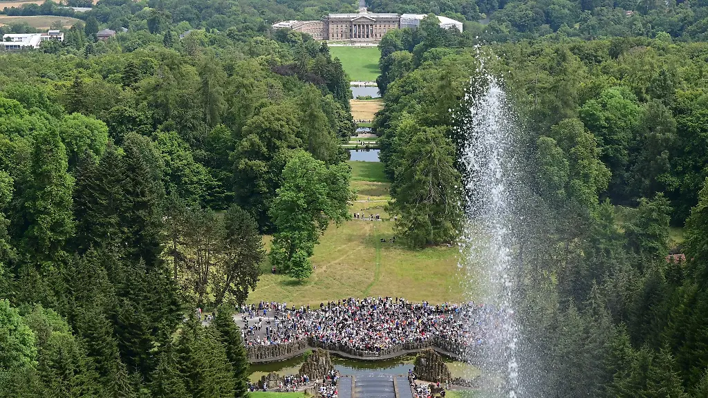 Die-Wasserspiele-sind-waehrend-der-Saison-immer-mittwochs-sonntags-und-feiertags-zu-sehen