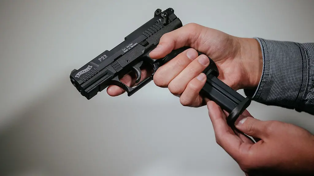 Zeugen-sahen-zwei-Menschen-auf-dem-Vorplatz-des-Einkaufszentrums-mit-einer-schwarzen-Waffe-hantieren