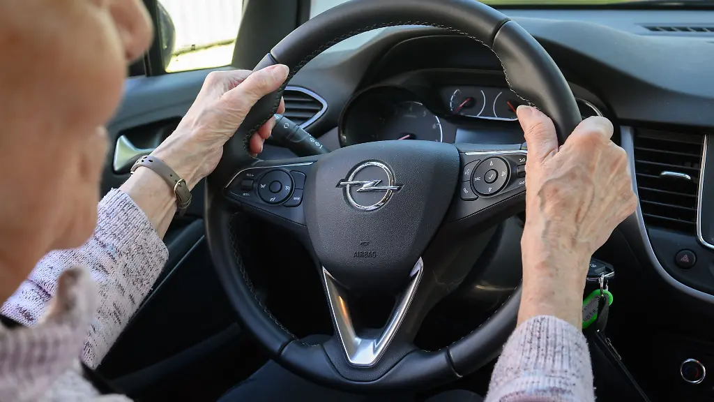 Immer-mehr-aeltere-Autofahrer-und-Autofahrerinnen-verungluecken-in-Baden-Wuerttemberg