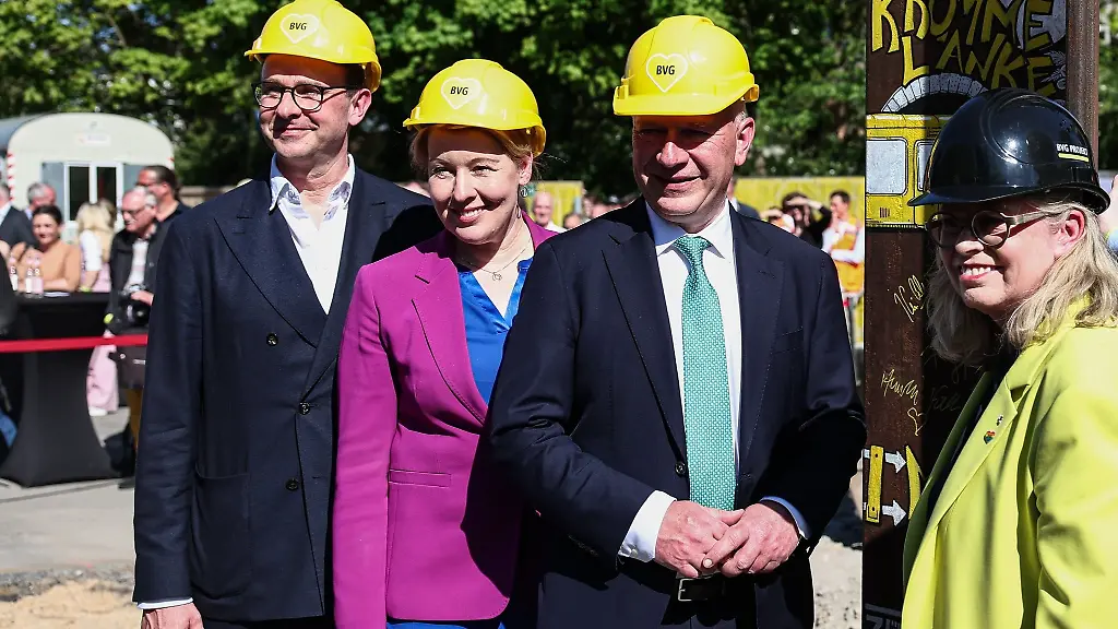 BVG-Chef-Falk-l-r-Wirtschaftssenatorin-Giffey-Berlins-Regierender-Buergermeister-Kai-Wegner-und-Verkehrssenatorin-Ute-Bonde-sind-zum-Bahnhof-Krumme-Lanke-gekommen-Die-neue-U-Bahn-Strecke-soll-unterirdisch-verlaufen