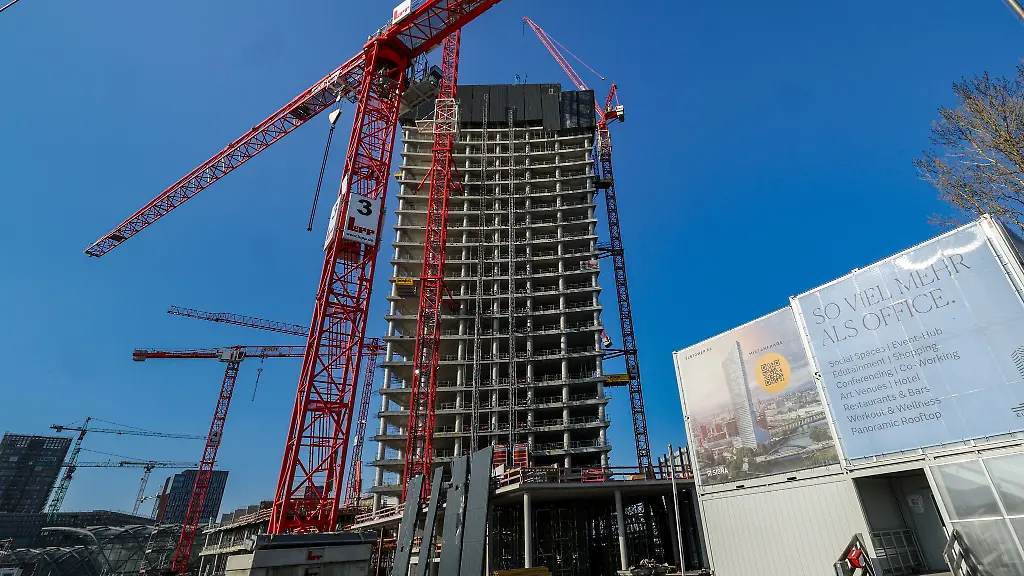 Insolvenzverwalter-Torsten-Martini-und-der-Immobilienunternehmer-Dieter-Becken-nehmen-sich-mehr-Zeit-fuer-die-Verhandlungen-um-den-Kauf-des-Hamburger-Elbtowers