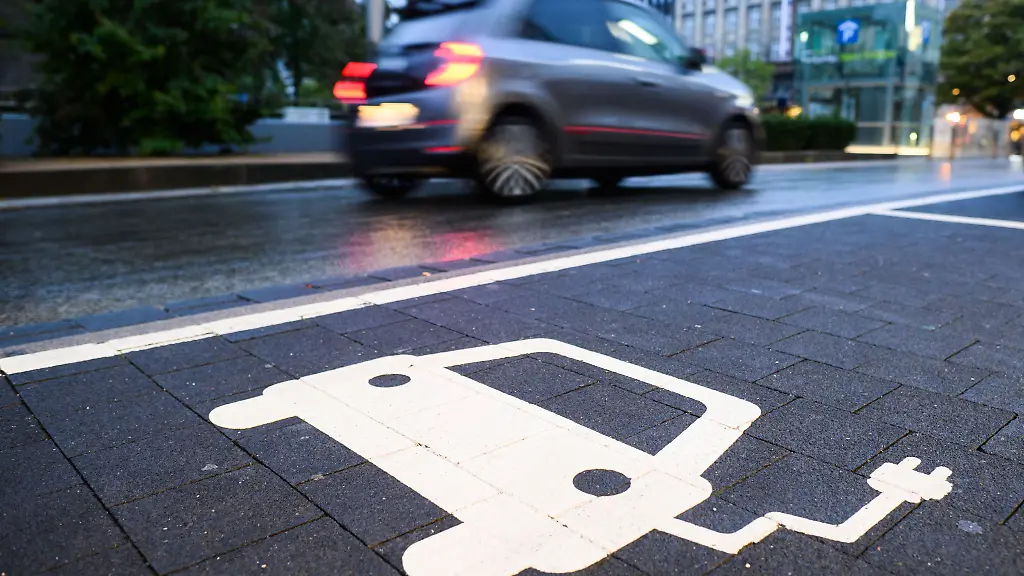 Auch-Folien-fuer-E-Autos-werden-nun-in-Waltershausen-hergestellt