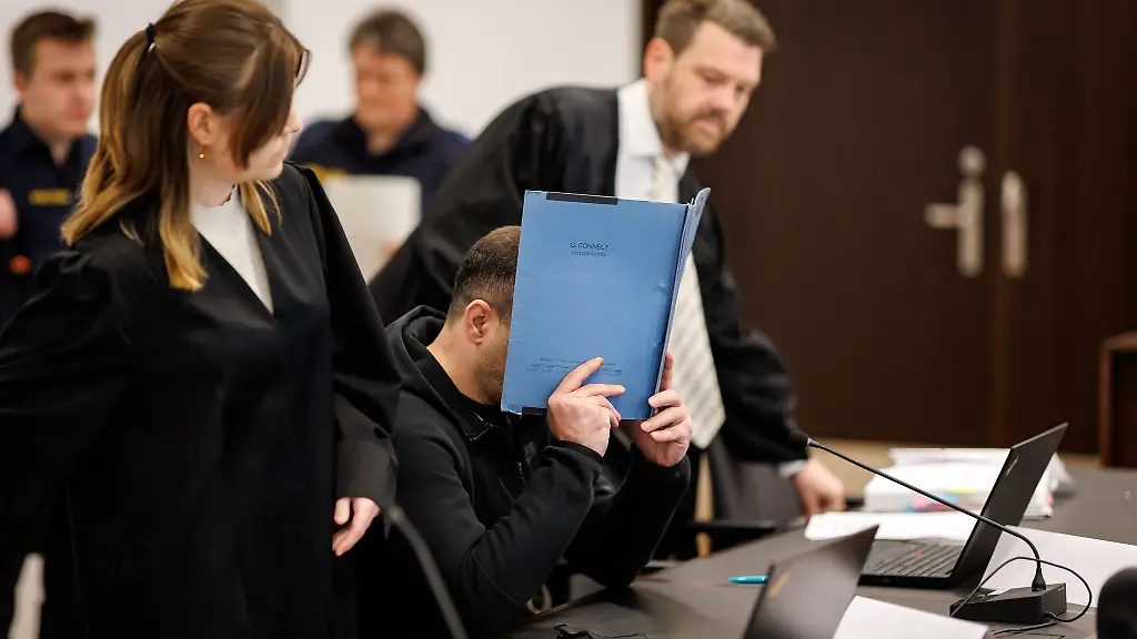 Der-Angeklagte-raeumte-am-ersten-Prozesstag-den-Angriff-auf-seine-Frau-ein