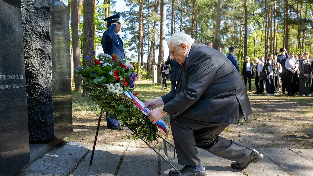 Russlands-Botschafter-in-Deutschland-Sergej-Netschajew-kommt-zum-stillen-Gedenken-in-die-Gedenkstaette-Sachsenhausen-Die-Gedenkstaetten-Stiftung-hat-russische-Vertreter-gebeten-nicht-zu-offiziellen-Gedenkveranstaltungen-zu-kommen