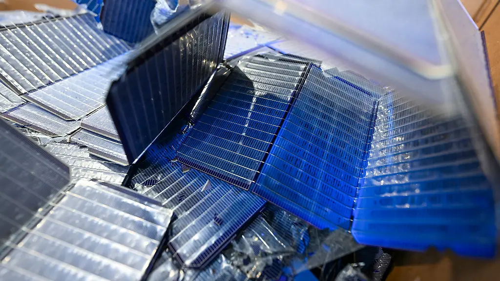 Beim-Austausch-von-Solarmodulen-fallen-grosse-Mengen-an-Abfall-an-in-Magdeburg-sollen-diese-kuenftig-wiederverwendet-werden