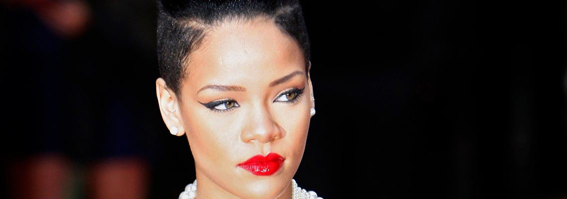 Rihanna mit gelangweiltem Gesicht aber neuer Frisur.