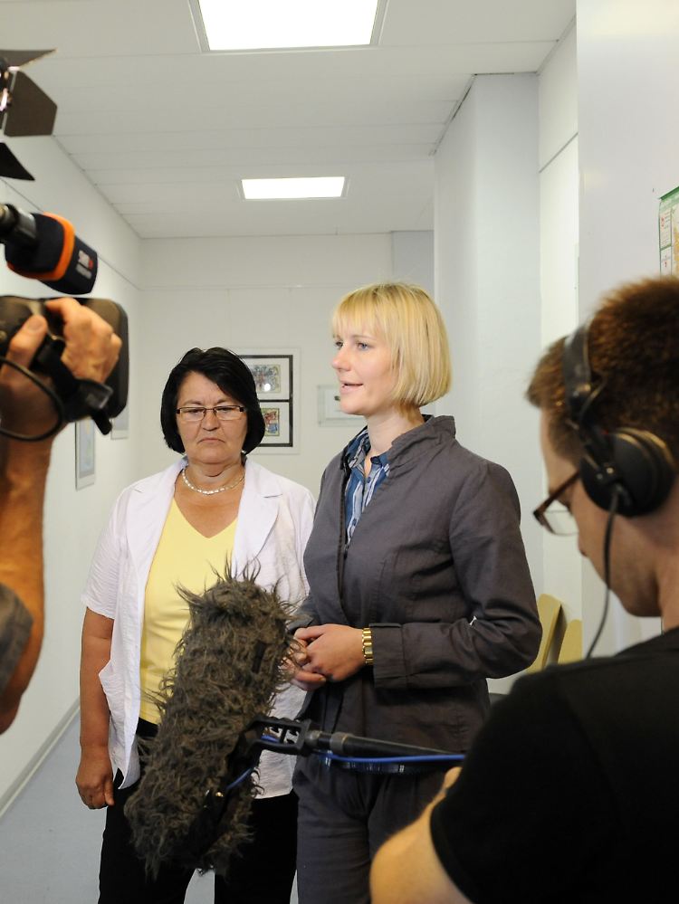 Die Klägerin (l) und ihre Rechtsanwältin im Arbeitsgericht Heibronn. Der Fall erregt ähnliche Aufmerksamkeit wie im Februar der Prozess gegen eine Kassiererin wegen eines Pfandbons in Höhe von 1,30 Euro.l