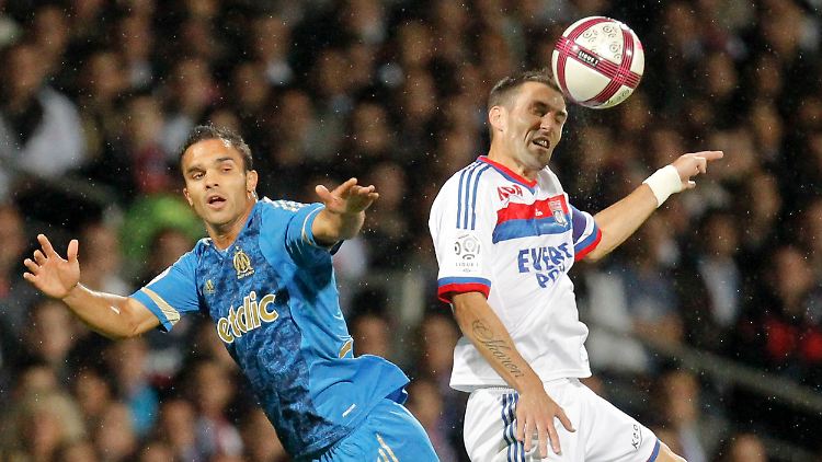 Olympique Lyons Anthony Reveillere (r.) gewinnt ein Zweikampfduell mit Jeremy Morel. Am Ende gewann Lyon auch das Spiel.