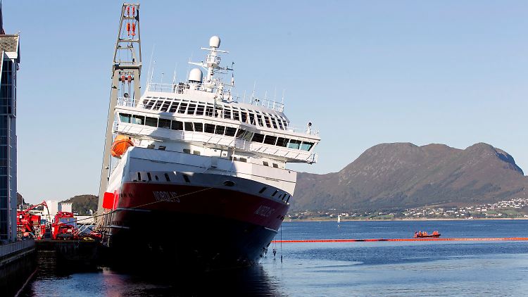 Nur noch ein bisschen schief: die "Nordlys" im Hafen von Ålesund.