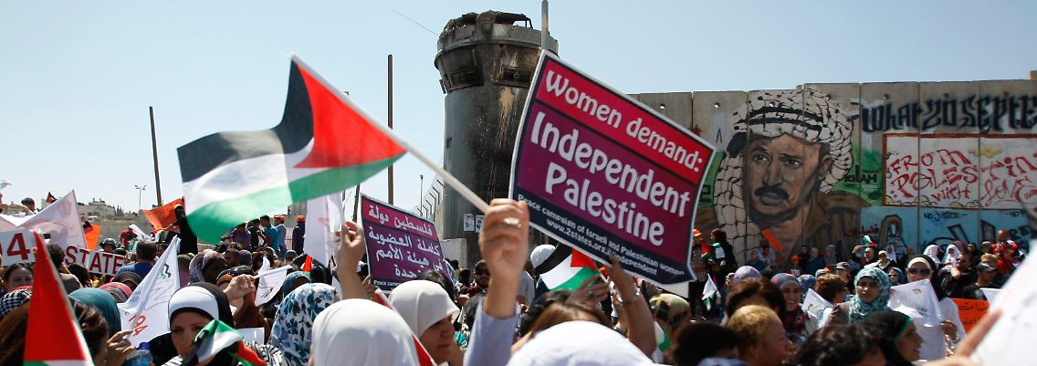 Palästinensische, israelische und andere Aktivisten demonstrieren an einem Checkpoint nahe Ramallah für "Palästina 194".
