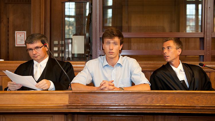 Torben P. zwischen seinen Anwälten.