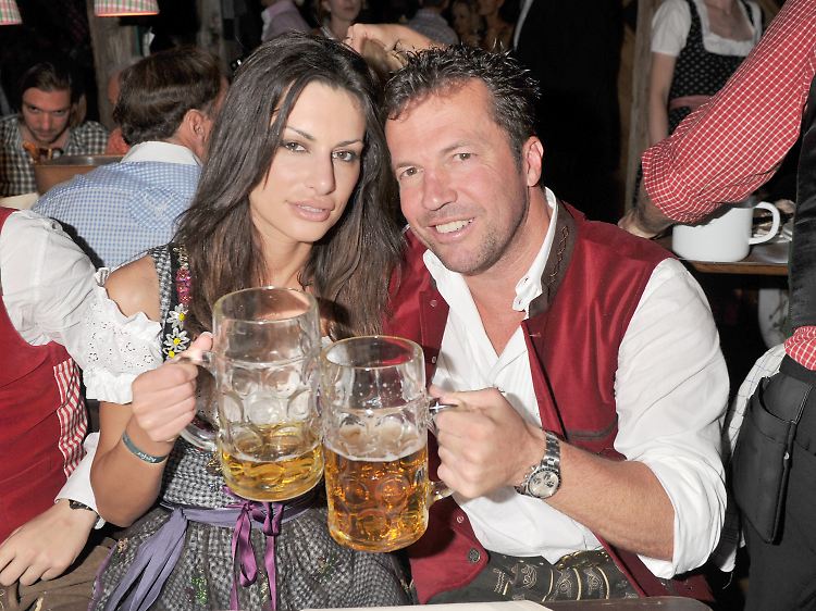 Ganz ohne lästige Trainerverpflichtungen kann Matthäus mit Freundin Joanna Tuczynska das Oktoberfest genießen.