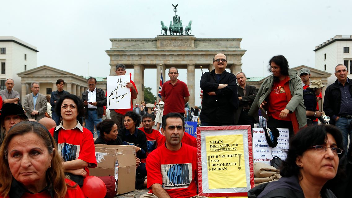 Vor dem Brandenburger Tor in Berlin protestieren Exil-Iraner mit einem Hungerstreik gegen die Unterdrückung der Opposition.