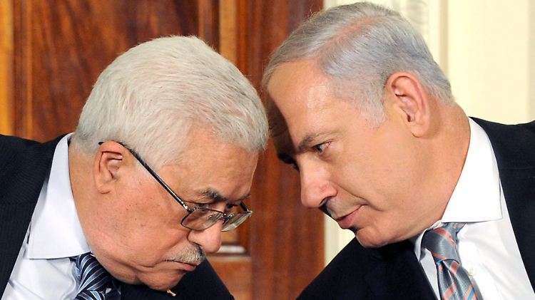 Mahmud Abbas (l) und Benjamin Netanjahu stecken in Washington die Köpfe zusammen - bei Nahost-Friedensgesprächen vor einem Jahr in Washington.