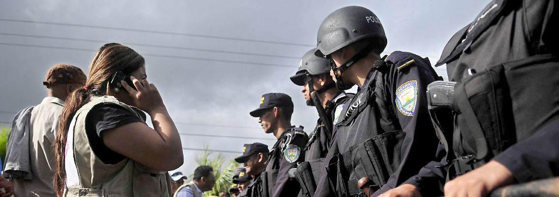 Mit einem massiven Polizeiaufgebot blockierten die Interims-Machthaber die Oppositionsanhänger, die Zelaya an der Grenze begrüßen wollten.