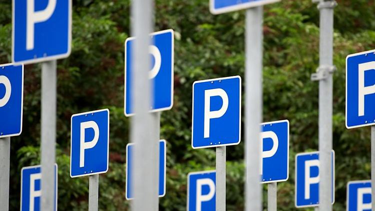 Viele Autofahrer finden Parkschilder überflüssig. Sie wünschen sich lieber Markierungen am Fahrbahnrand. 
