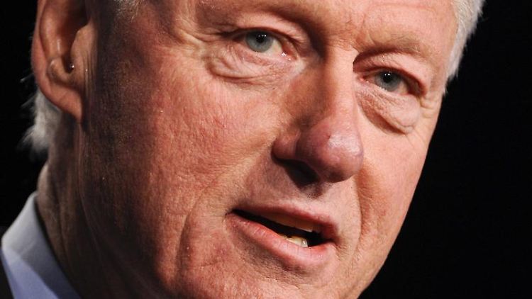 Hat sonst ja nicht so viele Berührungsängste: Bill Clinton.