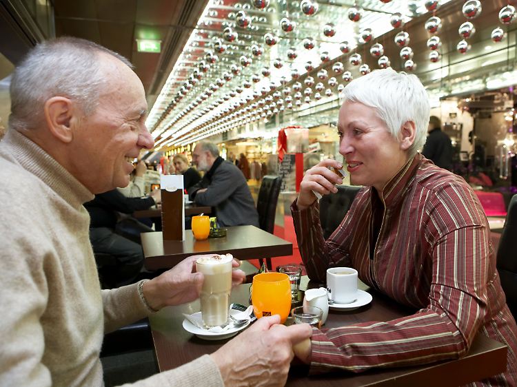 Oma und Opa von heute sind oft recht flotte Feger - und ein ernst zu nehmender Wirtschaftsfaktor.