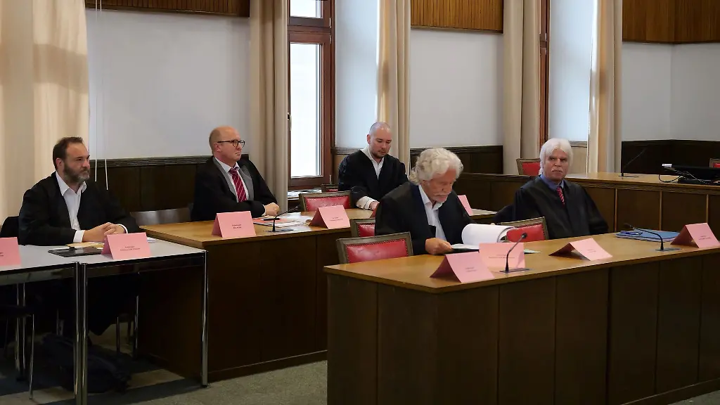 Die-Verteidiger-sitzen-alleine-auf-der-Seite-der-Angeklagten-zum-Prozessstart-im-Landgericht-Mosbach