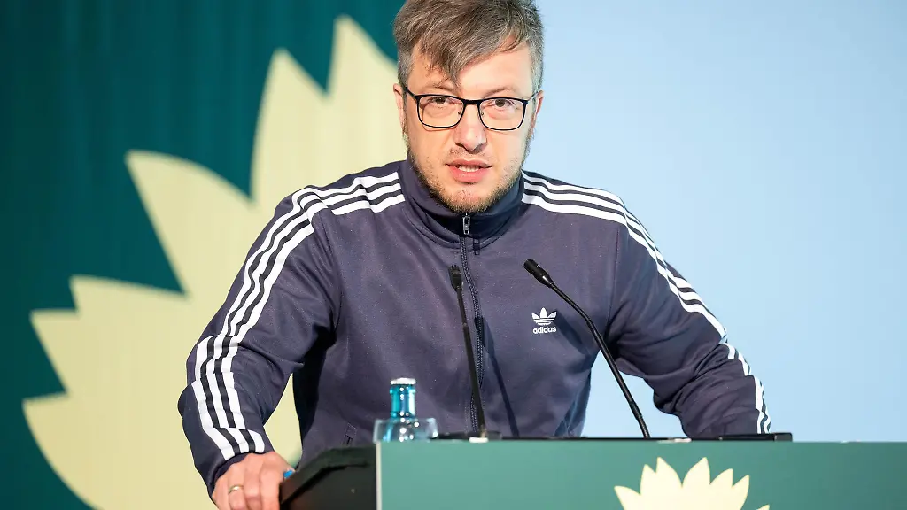 Gruenen-Politiker-Luehmann-ruft-angesichts-der-AfD-Einstufung-zu-einer-Debatte-ueber-das-Waffenrecht-auf