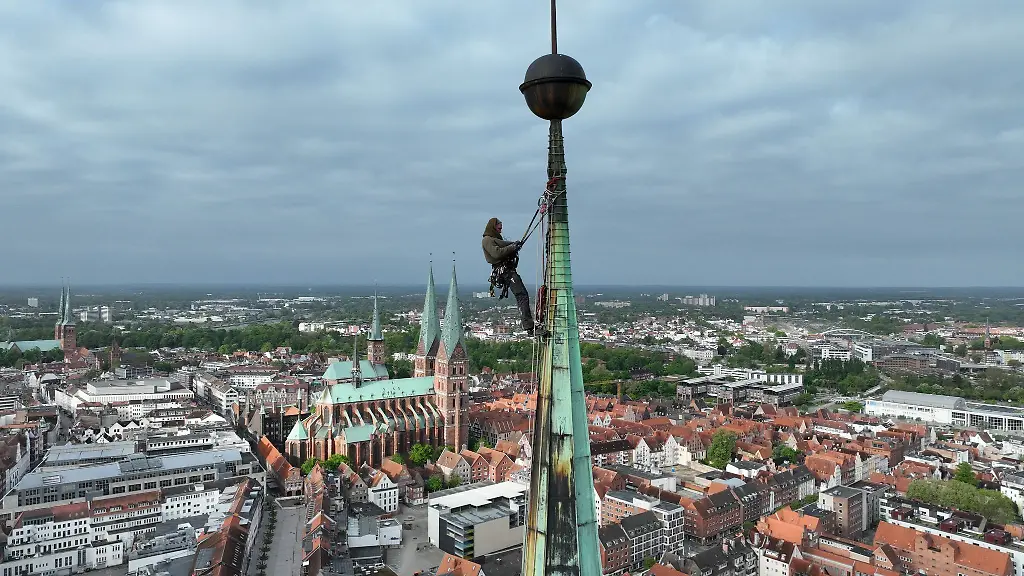 Ein-Industriekletterer-sichert-Teile-der-kaputten-Kupferverkleidung-am-Turm-der-Luebecker-Jakobikirche