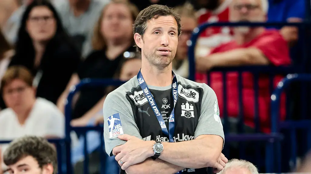 Trainer-Torsten-Jansen-und-der-HSV-Hamburg-spielten-bei-Meister-Magdeburg