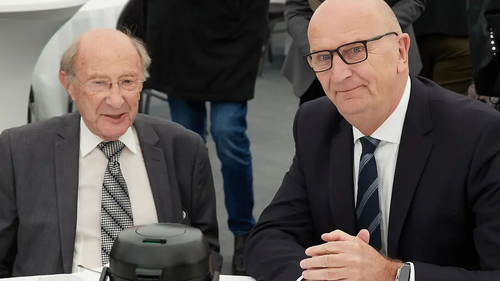 Der-KZ-Ueberlebende-Richard-Fagot-l-trifft-beim-Gedenken-in-Sachsenhausen-auf-Brandenburgs-Ministerpraesident-Dietmar-Woikde-SPD