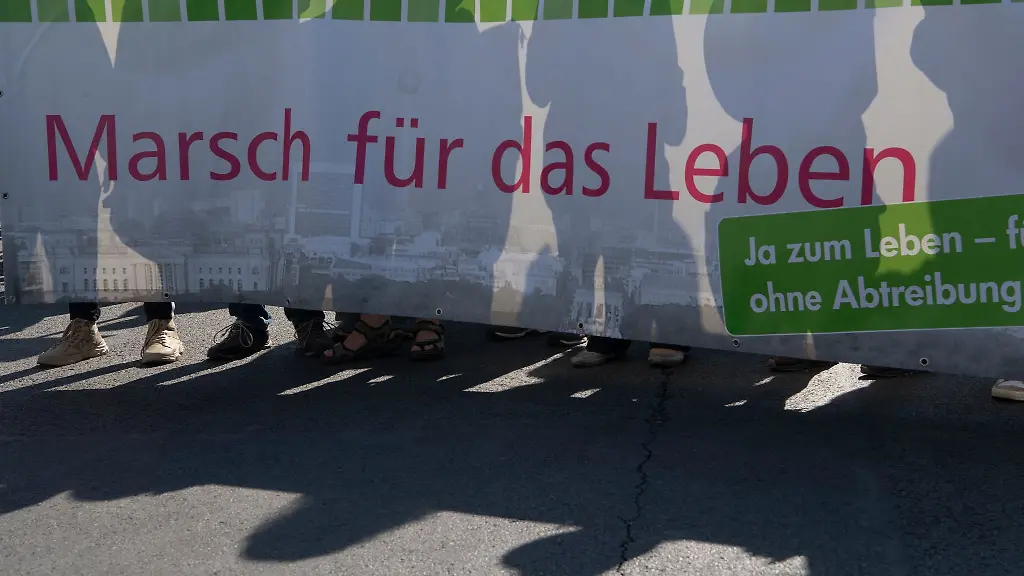 Beim-Marsch-fuer-das-Leben-demonstrieren-Menschen-gegen-Abtreibung-und-fuer-den-Schutz-ungeborenen-Lebens-Archivbild