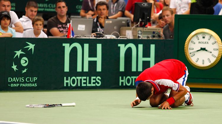 Kein Jubel, sondern Schmerzen: Ein Riss in den Rippenmuskeln zwang Novak Djokovic im Davis Cup zur Aufgabe.