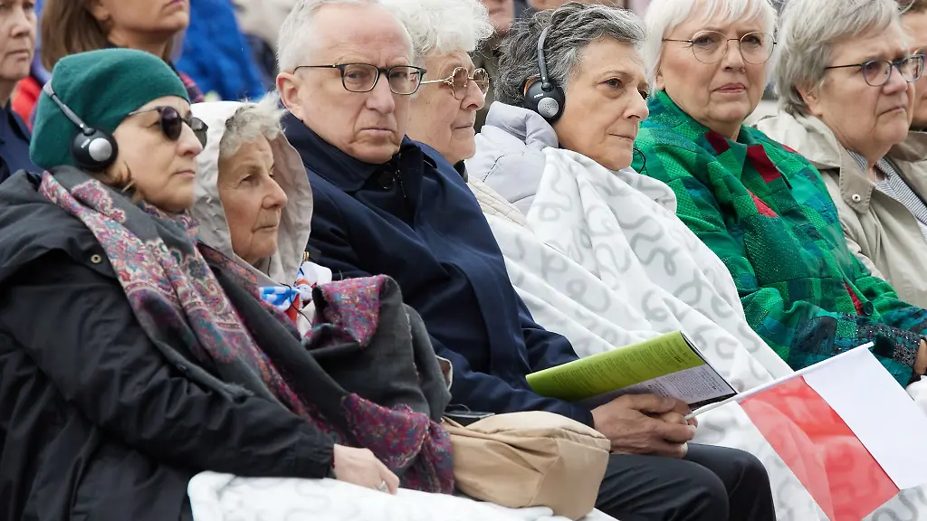 Claudia-Roth-geschaeftsfuehrende-Kulturstaatsministerin-sitzt-neben-Ueberlebenden-des-Konzentrationslagers-Ravensbrueck-80-Jahre-nach-der-Befreiung