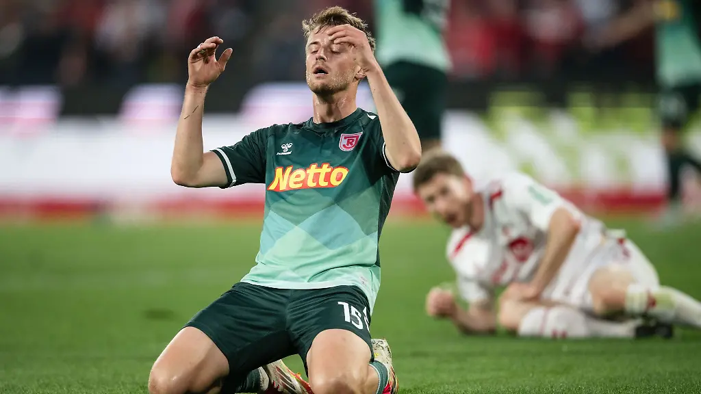 Ein-Bild-mit-Symbolkraft-Jahn-Profi-Sebastian-Ernst-reagiert-in-Koeln-enttaeuscht-nach-einer-Torchance