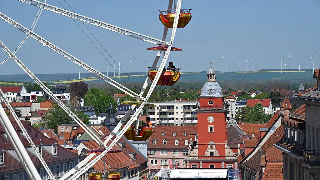Das-Festprogramm-zum-Thueringentag-musste-am-Abend-wegen-des-Unwetters-kurzzeitig-unterbrochen-werden