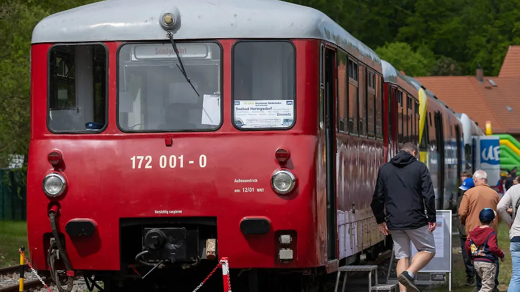 In-Heringsdorf-stehen-an-diesem-Wochenende-die-verschiedenen-Fahrzeuge-der-Usedomer-Baederbahn-im-Mittelpunkt