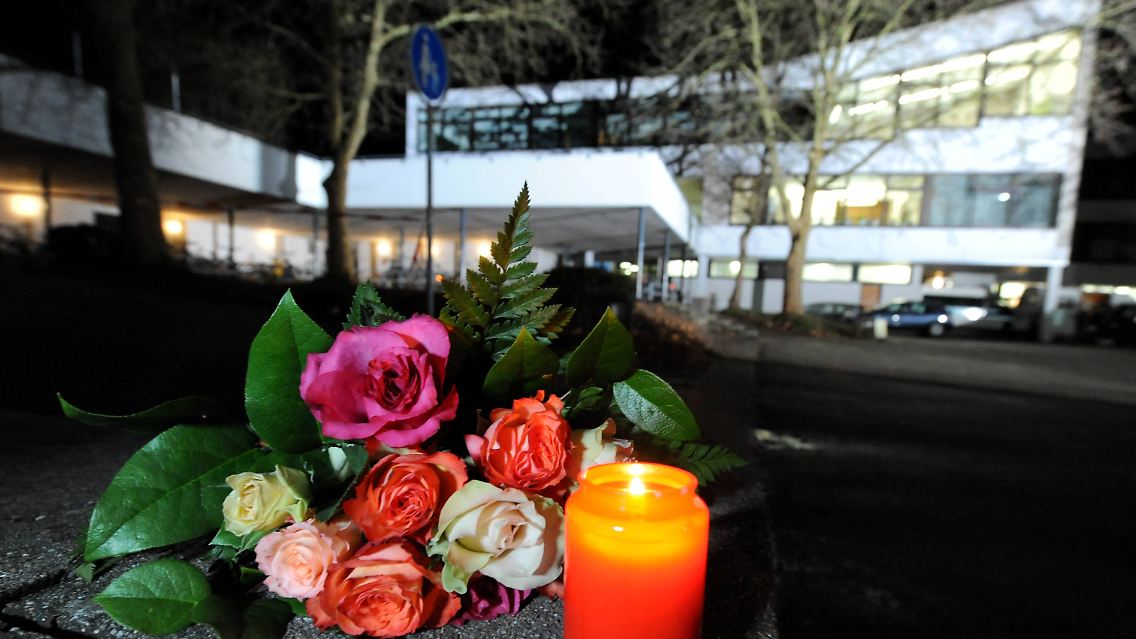 Blumen und eine Kerze vor der Albertville-Realschule in Winnenden.