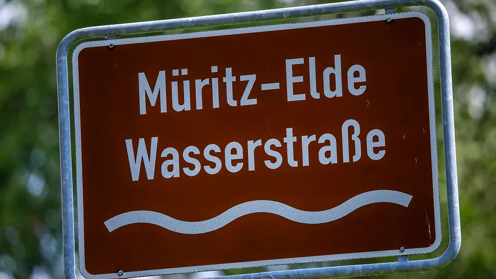 Auf-der-Elde-ist-ein-Hausboot-komplett-abgebrannt