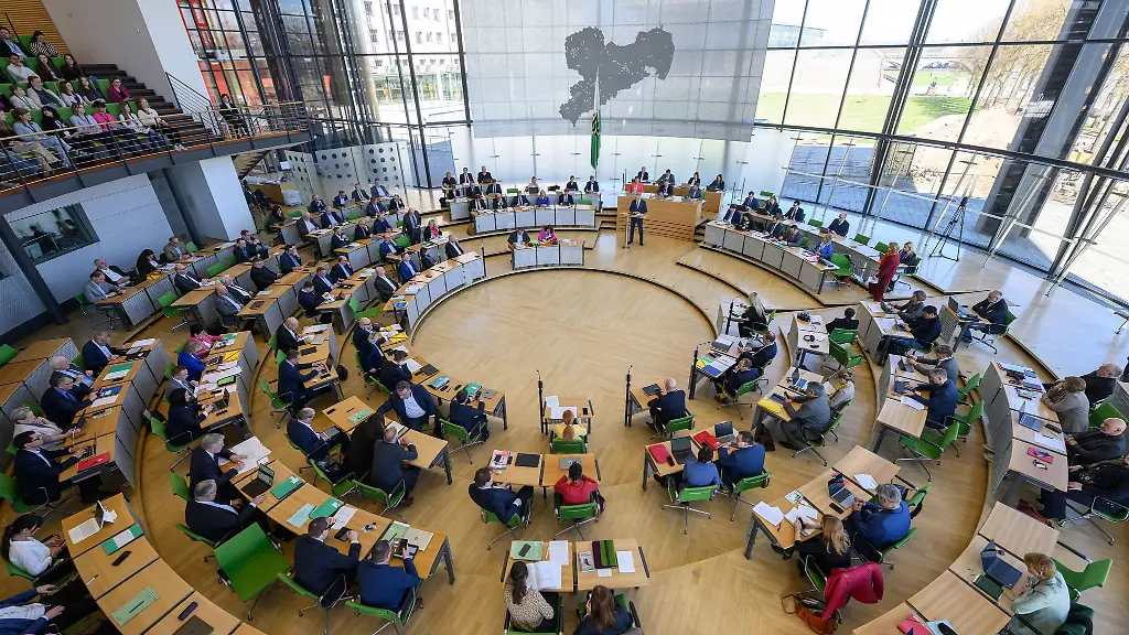 Auch-E-Mail-Adressen-und-Daten-von-saechsischen-Abgeordneten-sind-auffindbar