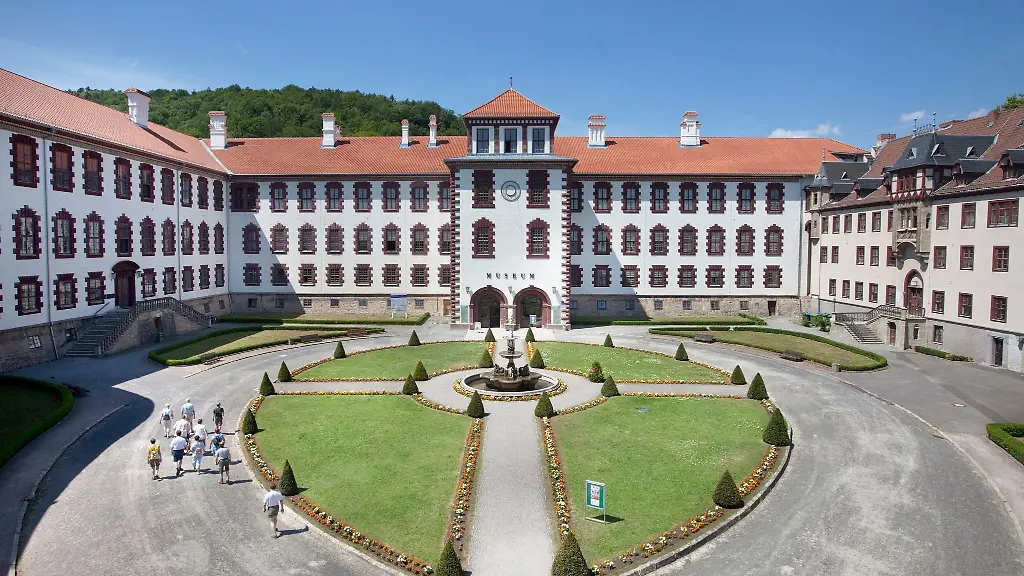 Das-Museum-soll-unter-anderem-im-barocken-Schloss-Elisabethenburg-Platz-finden