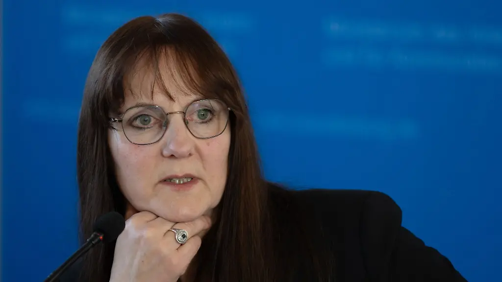 Der-Bundesverfassungsschutz-stuft-die-AfD-nun-als-gesichert-rechtsextremistisch-ein-Brandenburgs-Innenministerin-Lange-SPD-sieht-den-Zeitpunkt-der-Bekanntgabe-wenige-Tage-vor-der-Regierungsbildung-in-Berlin-kritisch