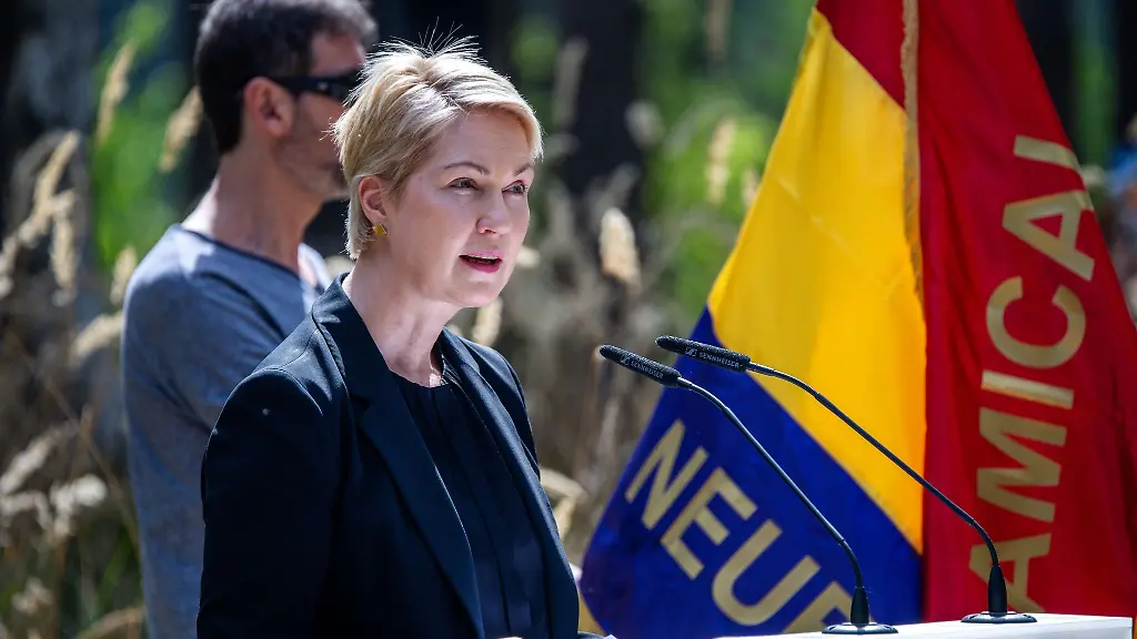 Ministerpraesidentin-Manuela-Schwesig-SPD-mahnte-in-Woebbelin-die-Opfer-der-Nazi-Gewaltherrschaft-nicht-zu-vergessen