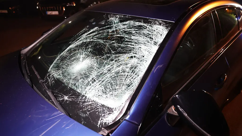 Zwei-junge-Frauen-sind-von-dem-Auto-erfasst-und-schwer-verletzt-worden