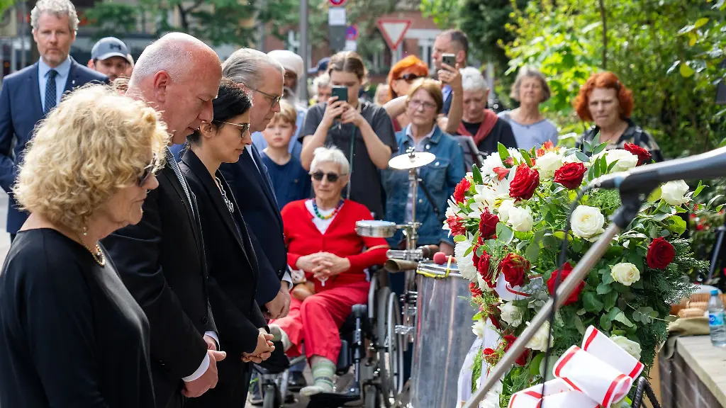 Berlins-Regierender-Buergermeister-Kai-Wegner-erinnert-mit-einer-Kranzniederlegung-am-Haus-Schulenburgring-2-an-das-Ende-des-Zweiten-Weltkriegs-in-Berlin-1945