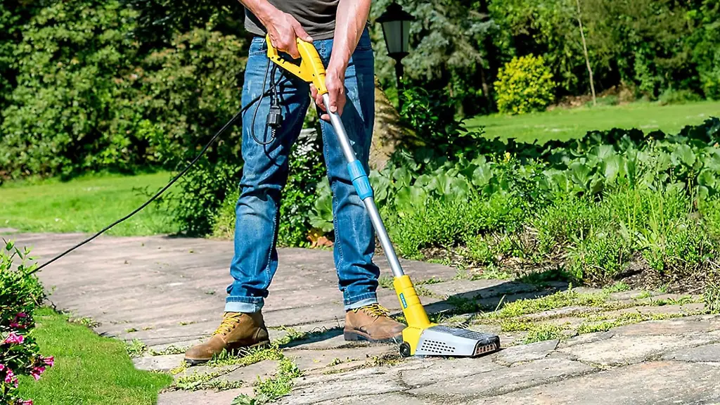 Mit-dem-Elektro-Unkrautbrenner-von-Gloria-laesst-sich-effektiv-Moos-entfernen