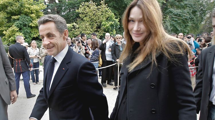 Carla Bruni-Sarkozy und ihr Ehemann, Nicolas Sarkozy, vor einigen Tagen im Garten des Elysee-Palastes.