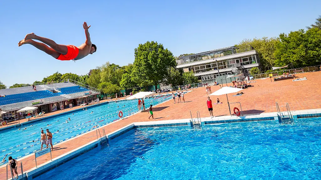 Ab-ins-Wasser-Am-1-Mai-sind-viele-Freibaeder-in-die-Saison-gestartet