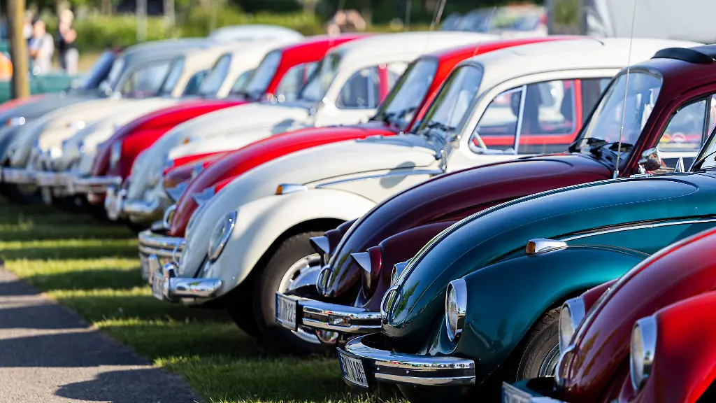 Autofans-zeigen-ihre-klassischen-Volkswagen-in-Hannover